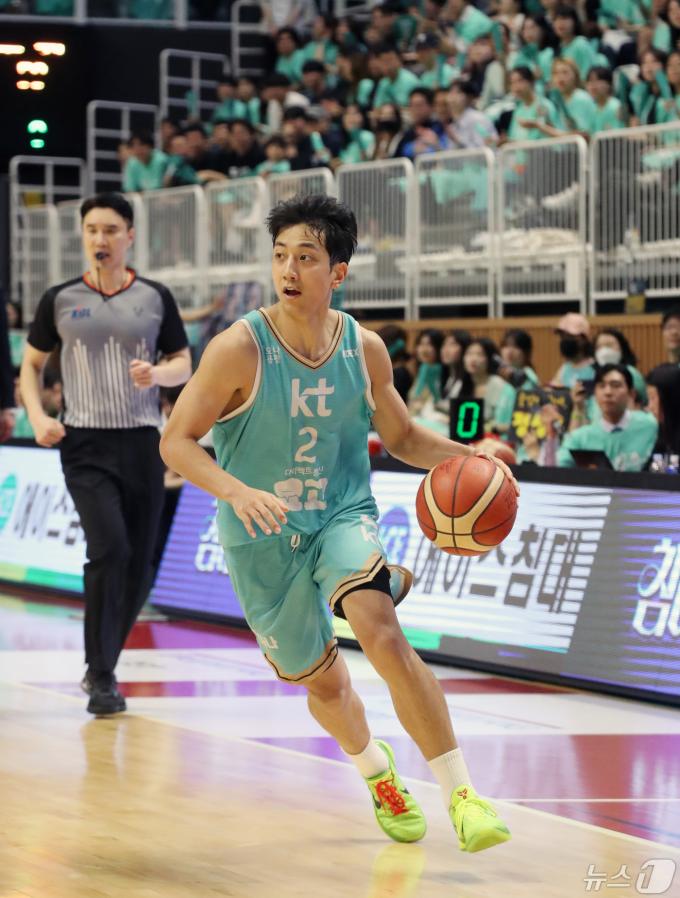 29일 오후 경기 수원시 권선구 수원KT소닉붐아레나에서 열린 '2023-2024 정관장 프로농구' 챔피언 결정전 2차전 수원 KT 소닉붐과 부산 KCC 이지스의 경기에서 KT 허훈이 돌파하고 있다. 2024.4.29/뉴스1 ⓒ News1 김영운 기자