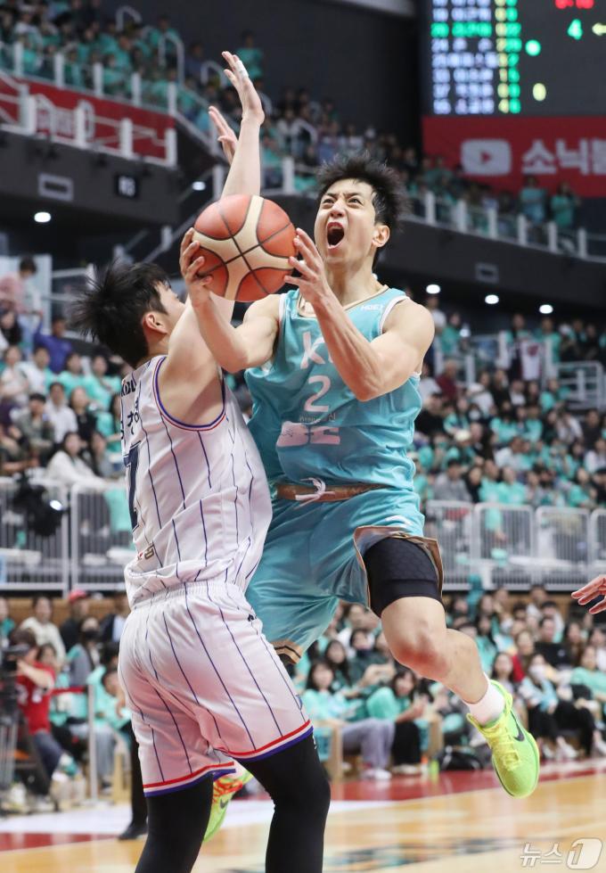 29일 오후 경기 수원시 권선구 수원KT소닉붐아레나에서 열린 '2023-2024 정관장 프로농구' 챔피언 결정전 2차전 수원 KT 소닉붐과 부산 KCC 이지스의 경기에서 KT 허훈이 슛을 하고 있다. 2024.4.29/뉴스1 ⓒ News1 김영운 기자