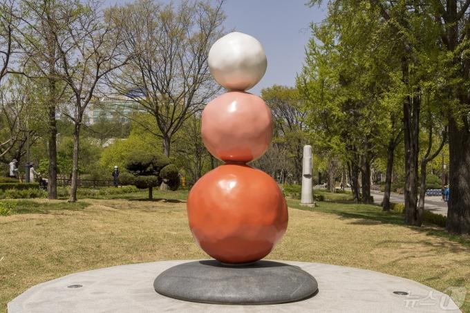 서울 동작구 보라매공원에 위치한  '나누고 더하는 사랑' 조형물. (한국장기조직기증원 제공)