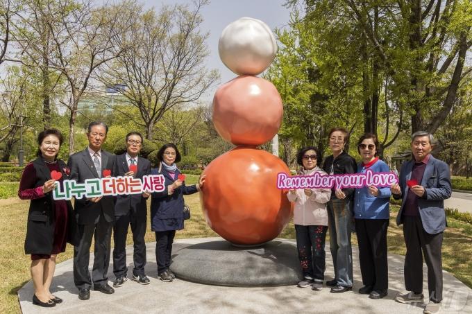 지난 9월 서울 동작구 보라매공원에서 장기기증 유가족들이 기념 촬영을 하고 있다. (한국장기조직기증원 제공)