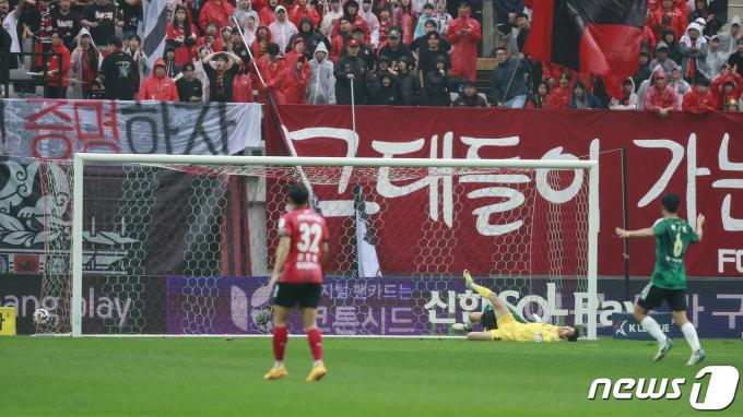 20일 오후 서울 마포구 월드컵경기장에서 열린 '프로축구 하나은행 K리그1 2024 8라운드' FC서울과 전북 현대의 경기 전반전, 전북 송민규가 선제골을 넣고 있다. 2024.4.20/뉴스1 ⓒ News1 안은나 기자