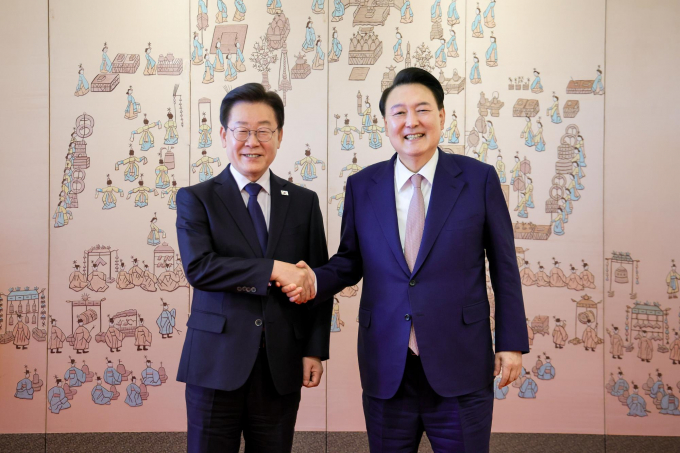 윤석열 대통령이 지난 29일 이재명 더불어민주당 대표와의 영수회담 이후 참모들에게 "(회담을) 자주 해야 되겠다"며 회담에 대해 긍정적으로 말했다. 사진은 윤 대통령(오른쪽)과 이 대표가 지난 29일 서울 용산 대통령실에서 열린 영수회담을 마친 뒤 악수하며 기념촬영 하는 모습. /사진=뉴시스(대통령실 제공) 