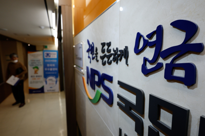  국민연금 개혁 공론화 과정에서 선택된 '더 내고 더 받는' 소득보장 중점안을 놓고 논란이 이어지고 있는 24일 서울 서대문구 국민연금공단 서울북부지역본부 민원실에 시민들이 출입하고 있다. '보험료율 13%·소득대체율 50%'가 골자인 이 안대로 개혁이 이뤄질 경우, 누적 적자가 700조 원대에 달할 수 있으며 내년도 태어나는 아이들은 커서 월급의 약 30%를 보험료로 낼 수도 있다는 분석도 나온다. /사진=뉴스1
