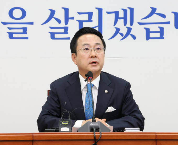 박성준 더불어민주당 수석대변인이 윤석열 대통령의 영수회담 제안에 대해  "국면 전환용일 가능성이 크다는 우려는 있었다"고 말했다. 사진은 박 수석대변인이 지난 29일 서울 여의도 국회에서 윤 대통령과 이재명 민주당 대표의 첫 영수회담 관련 브리핑을 하는 모습. /사진=뉴스1
