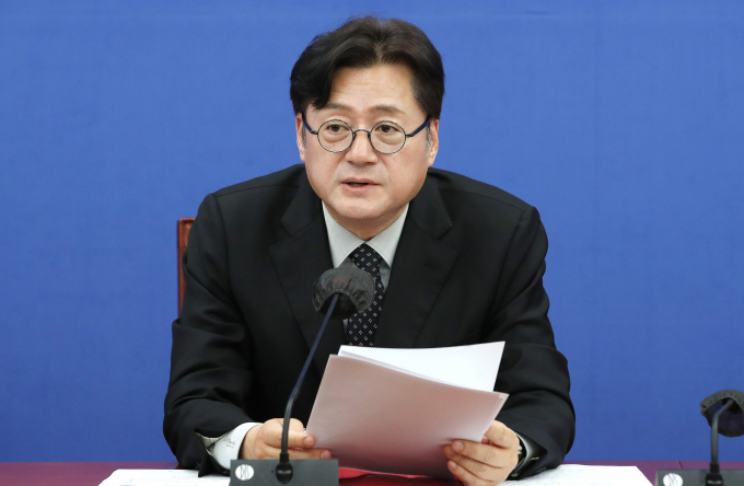 홍익표 더불어민주당 원내대표가 다음달 2일 국회 본회의에서 채 상병 특검법과 전세사기 특별법을 처리하겠다고 밝혔다. 사진은 홍 원내대표가 30일 서울 여의도 국회에서 열린 원내대책회의에서 발언하는 모습. /사진=뉴스1