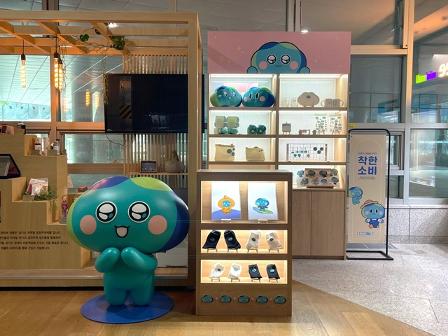 경기도가 지난 16일부터 경기도청 1층에 마련한 경기도 캐릭터 봉공이의 오프라인 판매공간 모습. / 사진제공=경기도