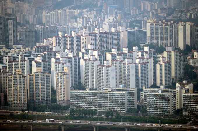 지난 3월 기준 주택 인허가 물량과 착공 실적이 전년대비 감소한 것으로 집계됐다. 사진은 서울시내 한 아파트 밀집 지역. /사진=뉴시스