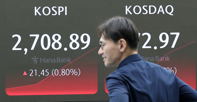 30일 오전 서울 중구 하나은행 본점 딜링룸 전광판에 코스피 지수가 오름세를 보이며 장중 2700선을 돌파하고 있다./사진=뉴스1