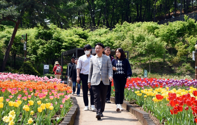 직동근린공원 초화원 현장을 사전 점검하고 있는 김동근 시장. /사진제공=의정부시