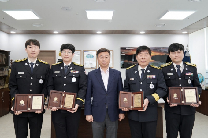 신상진 성남시장(가운데)이 조윤길 소방교, 윤희도 소방교, 김재택 소방경, 고혁 소방장(왼쪽부터)에게 유공표창을 수여한 후 기념촬영을 하고 있다. / 사진제공=성남시