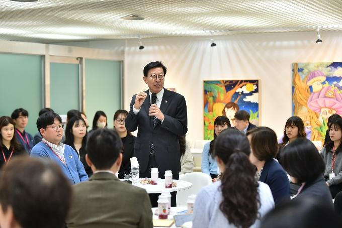 지난 29일 부산문화재단 소속 직원과 소통에 나선 박형준 부산시장/사진=부산시