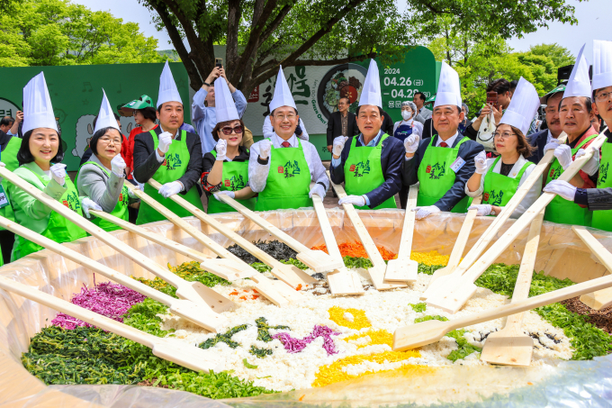 '제14회 양평 용문산 산나물 축제' 개막식에서 선보인 초대형 500인분 비빔밥 퍼포먼스. /사진제공=양평군