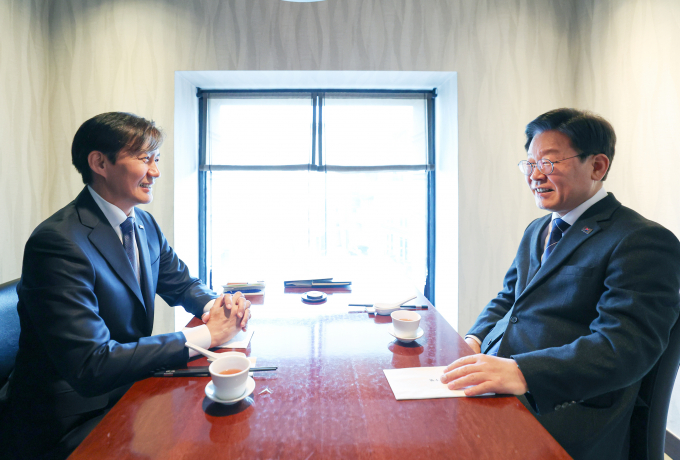 조국 조국혁신당 대표가 조국혁신당은 더불어민주당의 위성관계가 아닌 협력 관계라고 말했다. 사진은 이재명 민주당 대표(오른쪽)와 조 대표가 지난 25일 서울 모처에서  열린 비공개 만찬 회동에서 대화를 나누는 모습. /사진=뉴스1(더불어민주당 제공) 
