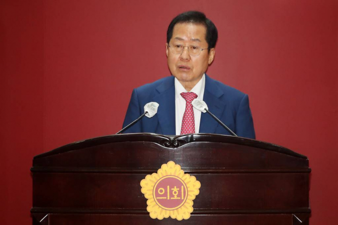 홍준표 대구시장이 판다를 대구대공원에 데려올 수 있다고 말했다. 사진은 지난 22일 대구시의회에서 열린 제308회 임시회에 참석해 박정희 전 대통령 기념사업 지원에 관한 조례 관련 추가경정예산안 제출에 따른 제안설명을 하고 있는 홍준표 대구시장. /사진= 뉴스1