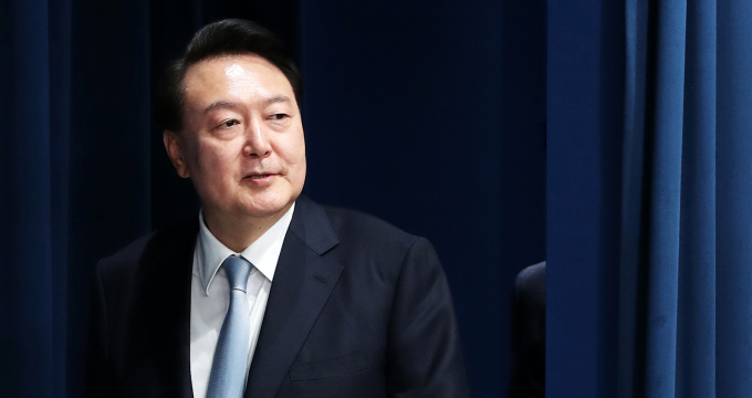 윤석열 대통령이 민정수석(법률수석비서관실 가칭) 기능 부활을 검토하고 있다. 사진은 지난 22일 용산 대통령실 청사 브리핑룸에서 신임 정무수석(홍철호 전 의원) 인선 결과를 발표하기 위해 입장하고 있는 윤석열 대통령. /사진=(서울=뉴스1) 오대일 기자