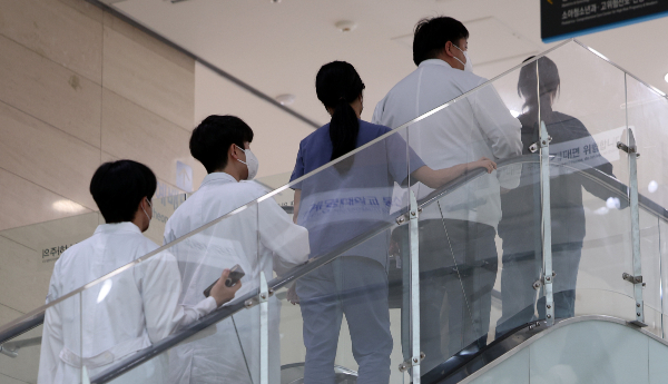 서울대학교병원과 세브란스 등 일부 병원이 30일 하루 휴진에 돌입한다고 했지만 실제 교수들의 참여율은 저조한 것으로 나타났다. 30일 대구의 한 대학병원에서 의료진들이 이동하고 있다. /사진=뉴시스