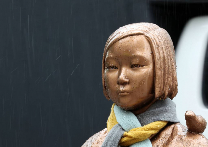 부산 일본영사관 앞에 있는 평화의 소녀상에 30대 남성이 일본산 맥주와 스시를 올려놓는 일이 벌어졌다. 사진은 지난 2월 부산 동구 일본총영사관 앞 빗물이 맺혀 있는 평화의 소녀상. /사진= 뉴시스 