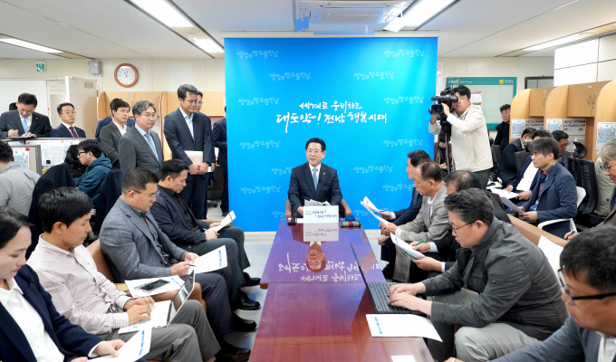 30일 김영록 전남도지사가 도청 기자실에서 기자간담회를 열어 지난 27일까지 7일간의 유럽 순방 성과 등을 설명하고 있다./전남도