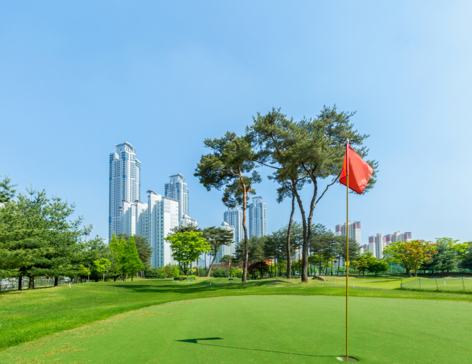 골프장과 인접한 아파트 단지의 가격이 지역 시세보다 더 비싸다는 조사 결과가 나왔다. /사진=이미지투데이