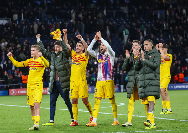 스페인 프로축구 명문 구단 FC바르셀로나가 K리그 서울과 경기를 추진한다는 보도가 나왔다. 사진은 지난 10일 UCL 8강 1차전에서 승리한 바르셀로나 선수들이 관중들에게 인사하는 모습. /사진= 뉴스1