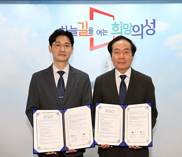 김주수 의성군수(오른쪽)와 이국희 관광공사 대구경북지사장(왼쪽)이 업무협약을 체결하고 있다./사진제공=경북 의성군
