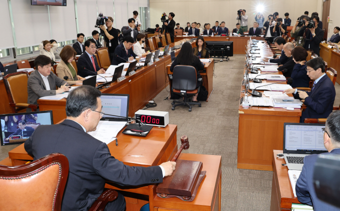 여·야가 국민연금 개혁을 결정한 시민대표단에게 검토 자료로 제공했던 자료집의 공정성을 두고 대립했다. 사진은 주호영 국회 연금개혁특별위원회 위원장이 30일 서울 여의도 국회에서 열린 연금개혁특별위원회 전체회의에서 의사봉을 두드리는 모습. /사진=뉴시스