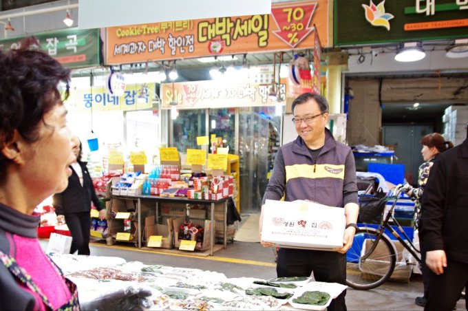 사진은 지난달 19일 서울 강서구 방신시장에서 물품을 구매하는 김영성 KB자산운용 대표. /사진=KB자산운용