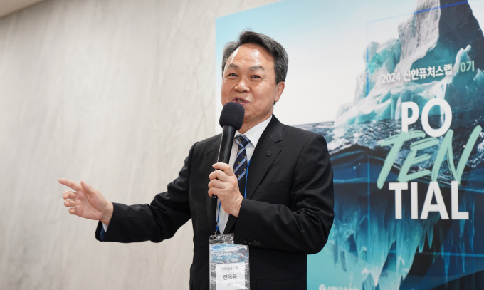 신한금융그룹은 지난 30일 오후 서울 삼성동에 위치한 신한벤처투자 본사에서 그룹의 스타트업 액셀러레이팅 프로그램인 '신한 퓨처스랩'의 10번째 신규 선발 기업들을 대상으로 한 웰컴데이를 개최했다. 이날 행사에 참석한 진옥동 신한금융그룹 회장이 환영사를 전하고 있다. /사진=신한금융