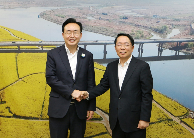 남도장터가 나주 빛가람동으로 확장 이전했다. 사진 왼쪽부터  윤병태 나주시장과 김경호 남도장터 대표이사 /나주시