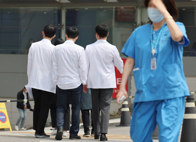 '의대 증원'에 반발한 의대생들이 국립대학 총장들을 상대로 낸 '대입 전형 시행계획 변경 금지' 가처분 신청을 법원이 받아들이지 않았다. 사진은  30일 서울의 한 대학병원에서 이동하고 있는 의료진. /사진= 뉴시스 