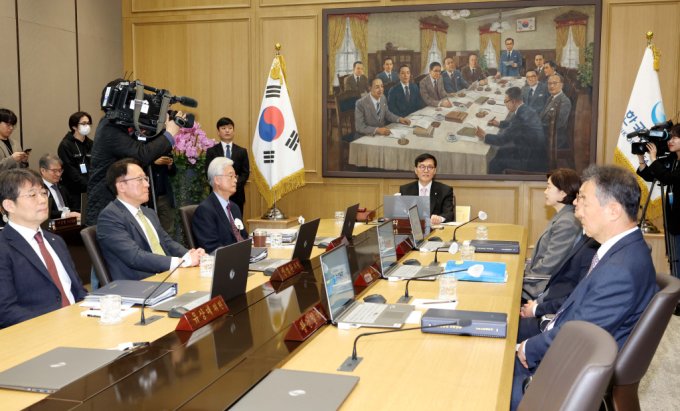 이창용 한국은행 총재가 12일 서울 중구 한국은행에서 열린 금융통화위원회를 주재하고 있다./사진=공동취재단