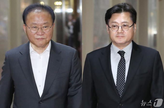 윤재옥 국민의힘 원내대표 겸 대표 권한대행(왼쪽)과 홍익표 더불어민주당 원내대표가 30일 오후 서울 여의도 국회에서 여야 원내대표 회동을 위해 국회의장실에 들어서고 있다. 2024.4.30/뉴스1 ⓒ News1 임세영 기자