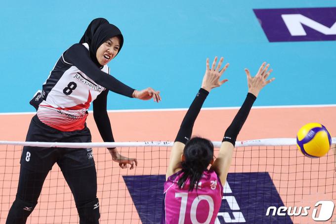26일 오후 인천 삼산월드체육관에서 열린 프로배구 '2023-2024 도드람 V리그' 여자부 흥국생명과 정관장의 경기에서 정관장 메가가 스파이크 공격을 하고 있다. 2024.3.26/뉴스1 ⓒ News1 신웅수 기자