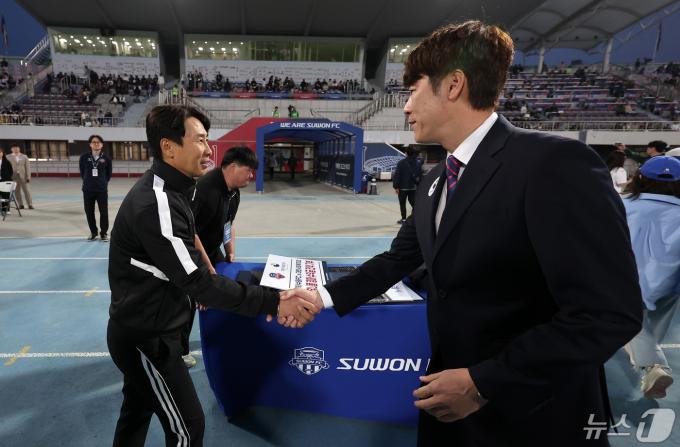 [사진] 인사하는 김기동·김은중 감독