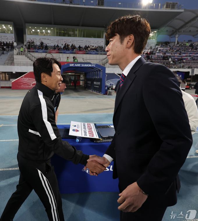 [사진] 인사하는 김기동·김은중 감독