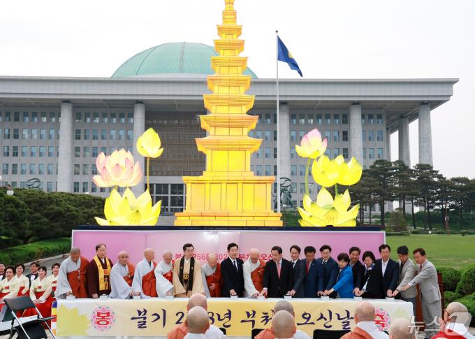 [사진] 김진표 의장, 국회 정각회 봉축 점등식 참석