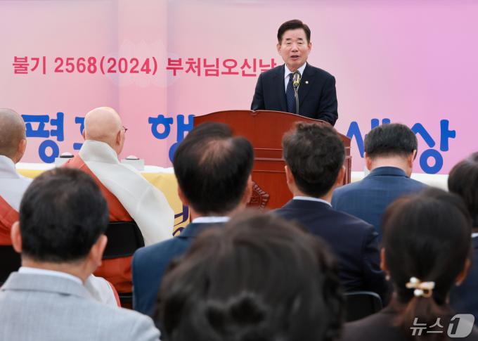 [사진] 김진표 의장, 국회 정각회 봉축 점등식