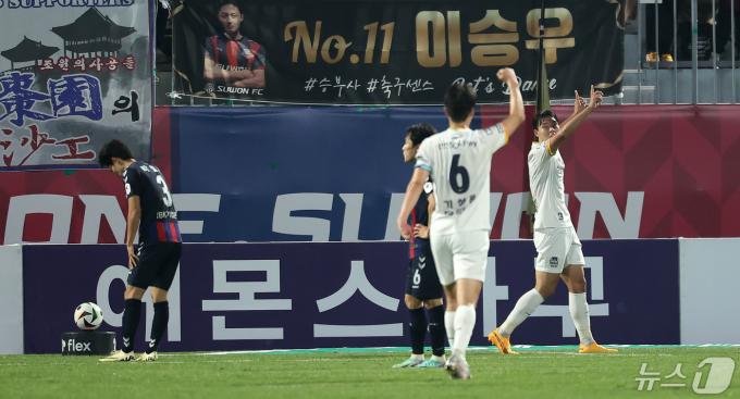 [사진] 김신진, 전반 종료 직전 선제 헤더골