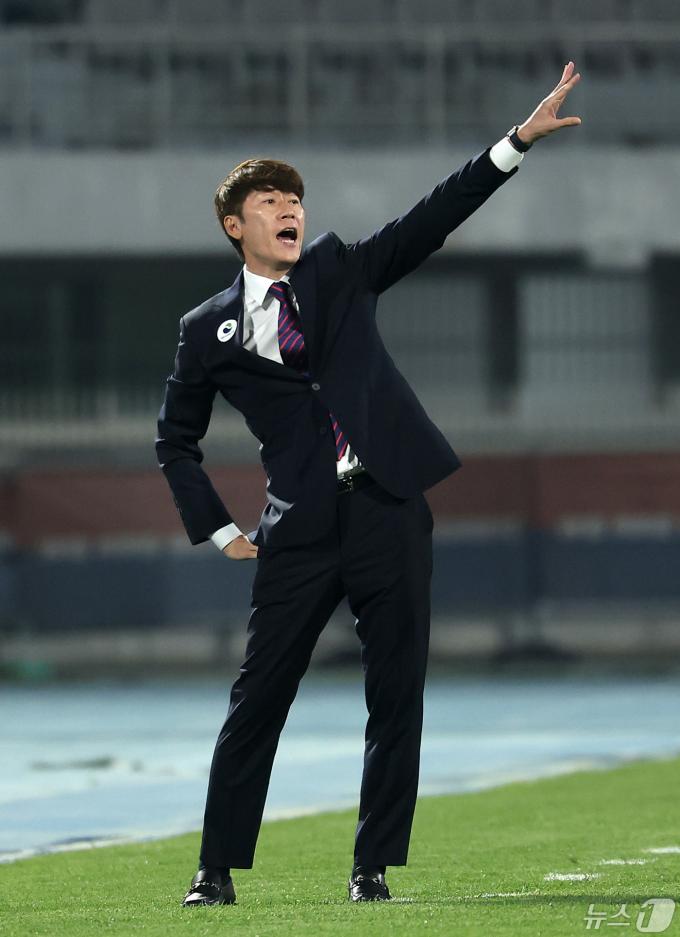 [사진] 작전 지시하는 김은중 감독