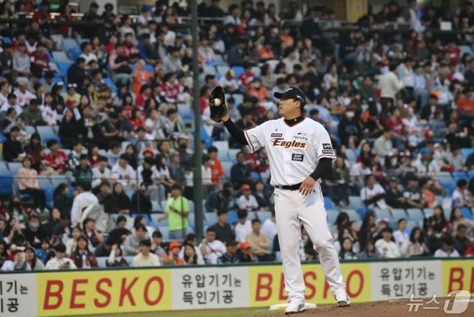 30일 오후 대전 중구 한화생명 이글스파크에서 열린 프로야구 '2024 신한 SOL Bank KBO리그' SSG 랜더스와 한화 이글스 경기에서 한화 선발 류현진이 마운드에 오르고 있다. 2024.4.30/뉴스1 ⓒ News1 김기태 기자