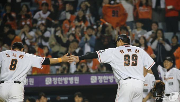 30일 오후 대전 중구 한화생명 이글스파크에서 열린 프로야구 '2024 신한 SOL Bank KBO리그' SSG 랜더스와 한화 이글스 경기에서 한화 선발 류현진과 노시환이 이닝을 마치고 더그아웃으로 향하며 하이파이브를 하고 있다. 2024.4.30/뉴스1 ⓒ News1 김기태 기자