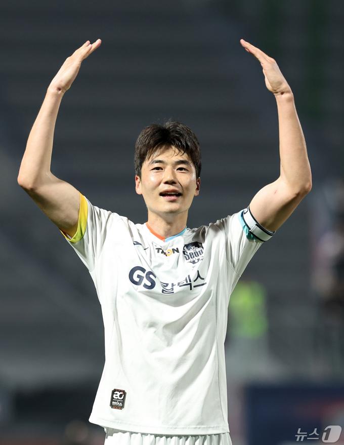 [사진] 서포터즈에게 호응 유도하는 기성용
