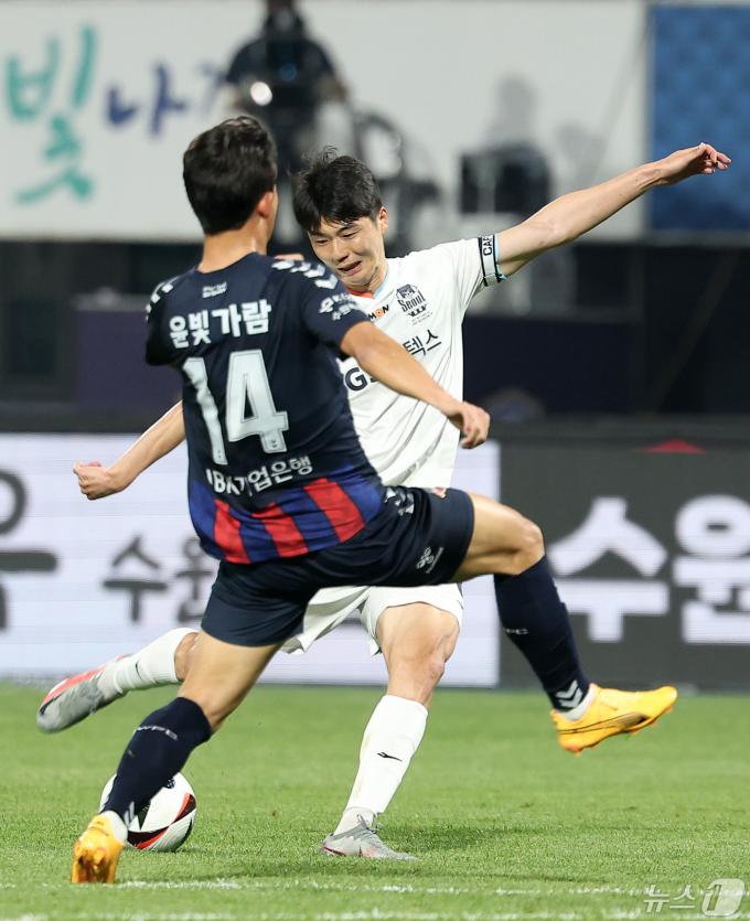 [사진] 기성용, 회심의 중거리슛