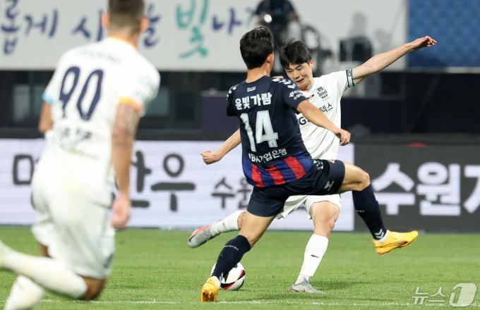 [사진] 두 번째 골 기록하는 기성용