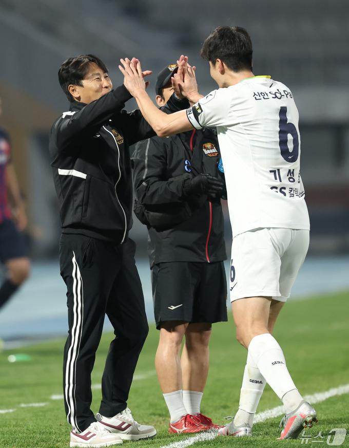 [사진] 김기동 감독, 역시 기성용