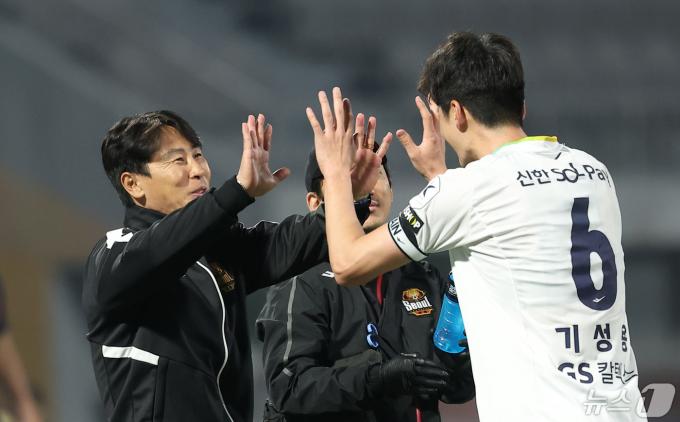 [사진] 김기동 감독, 역시 기성용