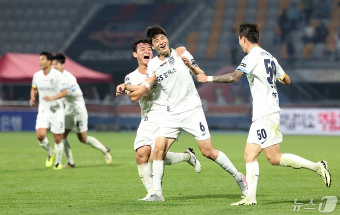 [사진] 기성용의 추가골에 기뻐하는 FC서울