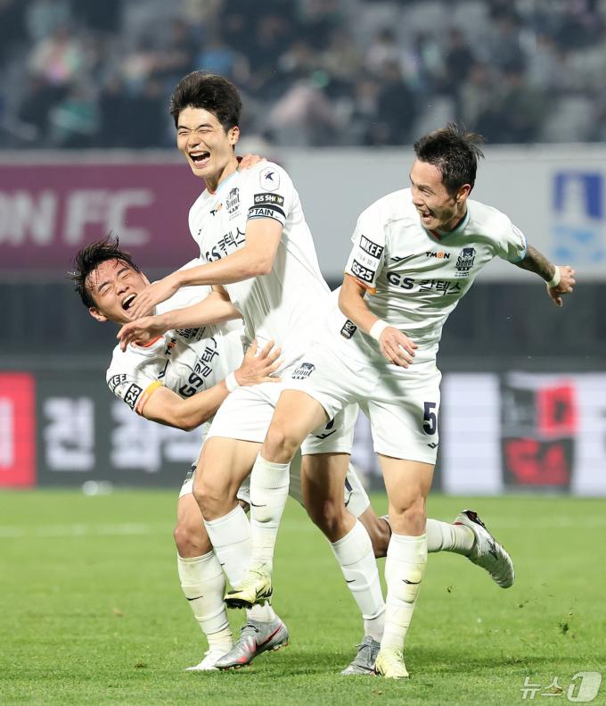 [사진] 기성용의 추가골에 기뻐하는 FC서울