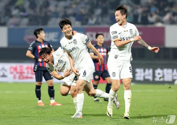 [사진] 기성용, 연패 탈출을 위한 쐐기포