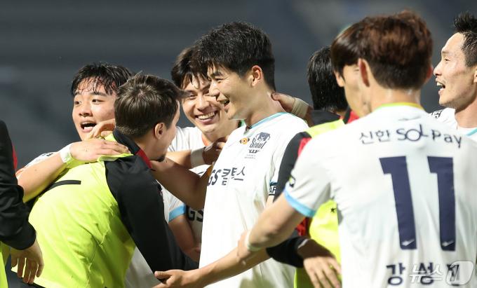 [사진] 기뻐하는 기성용